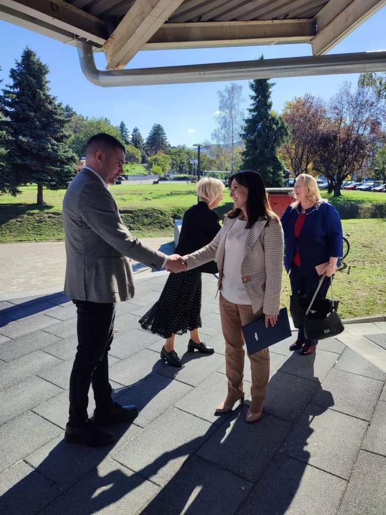 свечано-отворен-реновирани-простор