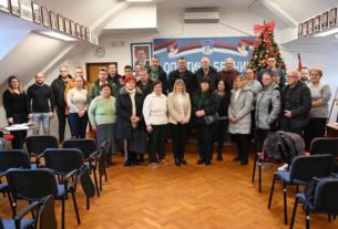 уручени-уговори-грађанима