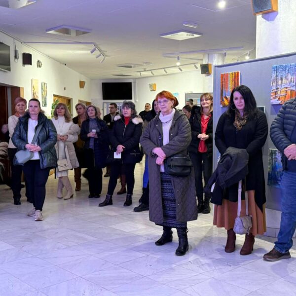 Синоћ је, последњи пут у овој години, одржана изложба ,,Бљесак у оку жене&rdquo;.